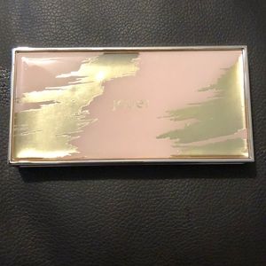 Jouer light to medium bronzer and highlight duo